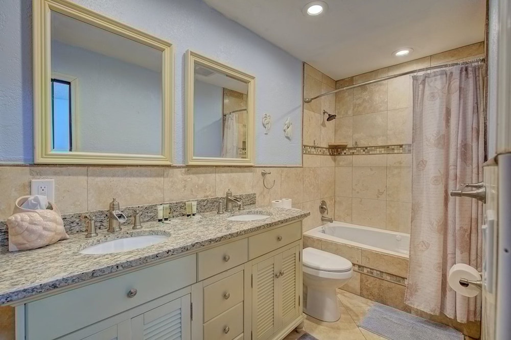 Spacious 4 3 Retreat- Heated Pool-playroom