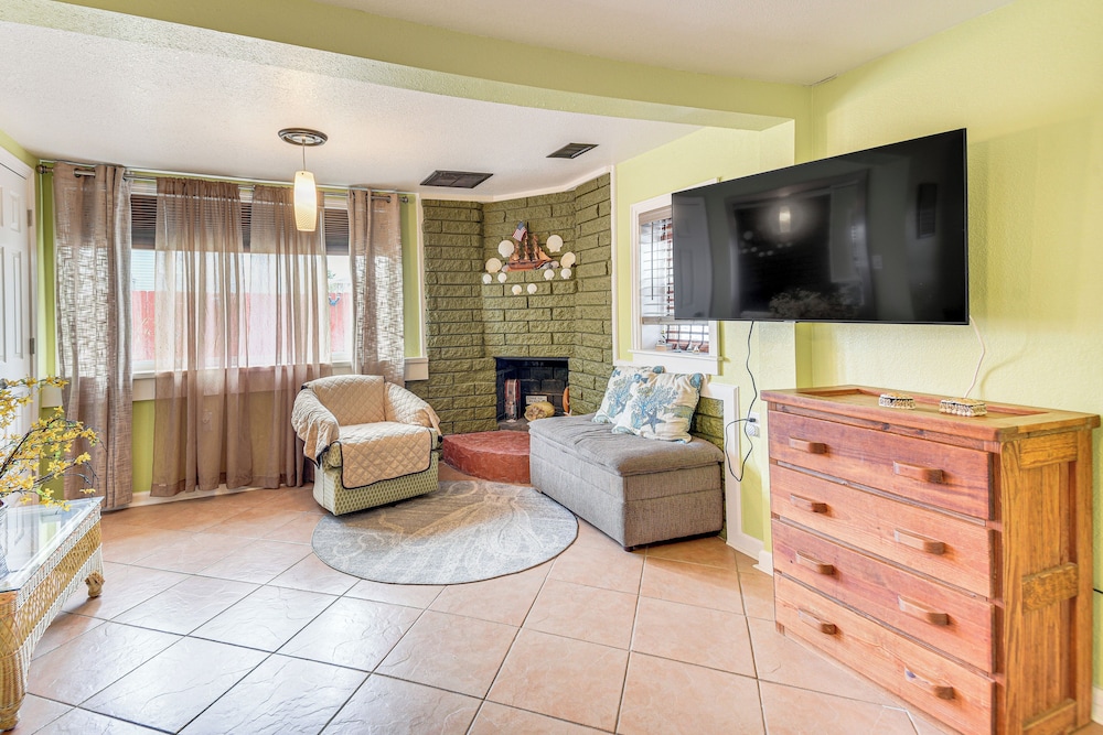 < 1/2 Mi to Beach Access + Pier: OBX Getaway