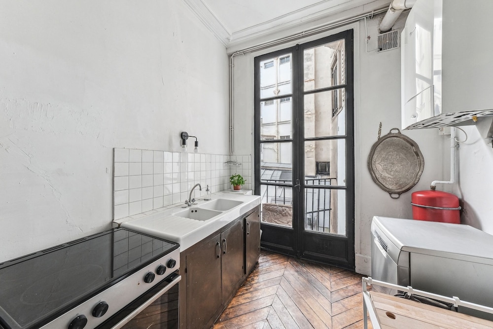 4BR Stylish Stay in the Heart of Marais
