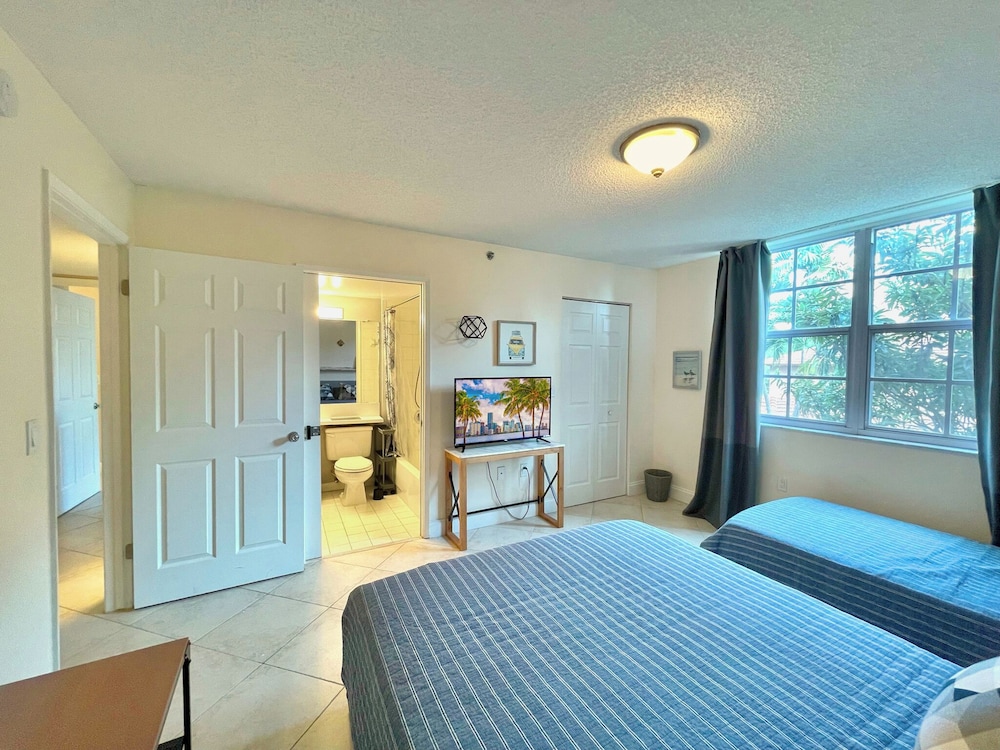 Lux Condo at Yacht Club 10min from Beach