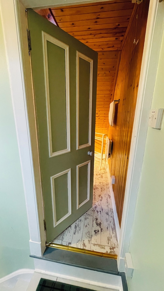 Traditional Highland Cottage Near Loch Ness-sleeps 6