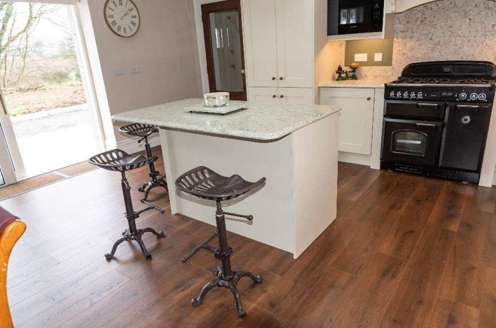 Nelly Daly's Barn - Sleeps 6 - Brand New - Parking