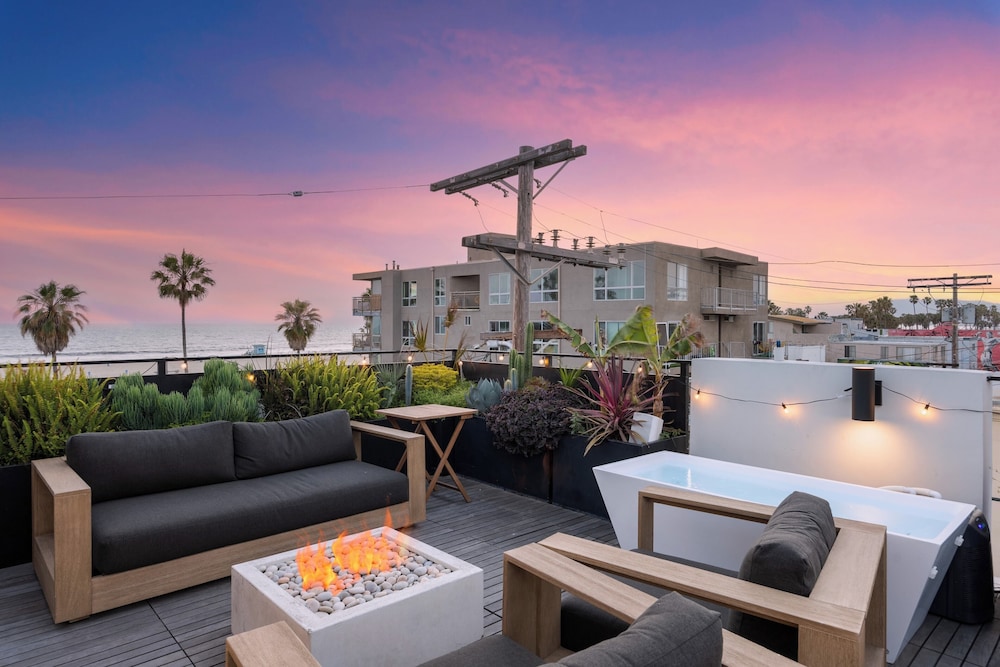 Venice View by Avantstay Walk to Venice Beach Rooftop, Ice Bath, Luxe Design