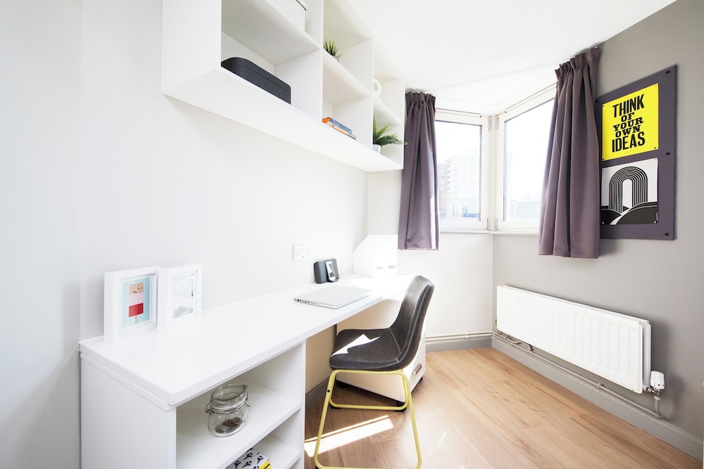 Student Only Ensuite Room in Apt London