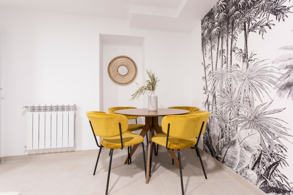 Lovely 2-bedroom Apartment in Exclusive Area of Madrid Madrazo V