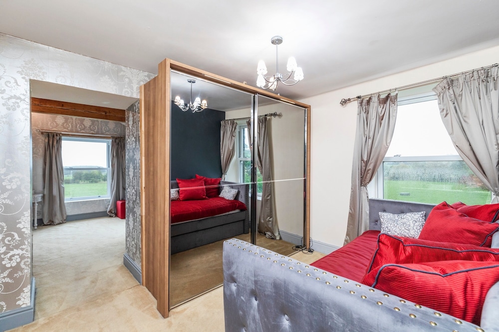 Country Farmhouse, Sleeps 13 & New 8seater Hot Tub