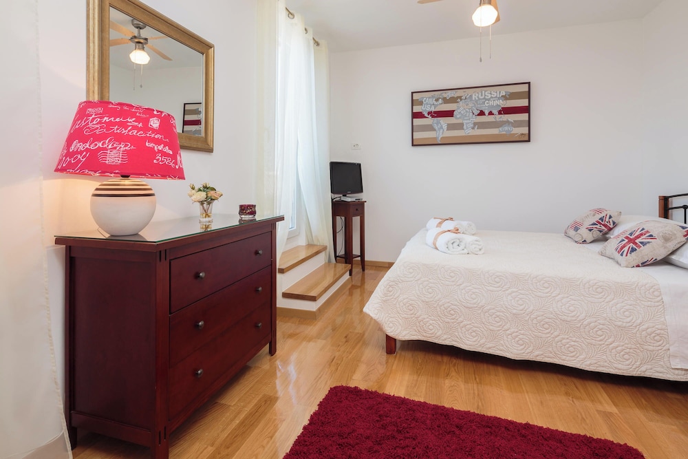 Impeccable 3-bed House in Supetar view 4
