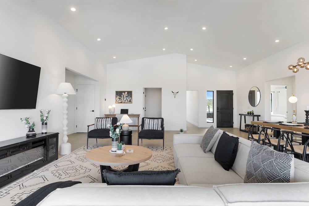 Bocce, Pool+spa, Game Room, Firepit Modern Oasis Yucca Haven by Avantstay