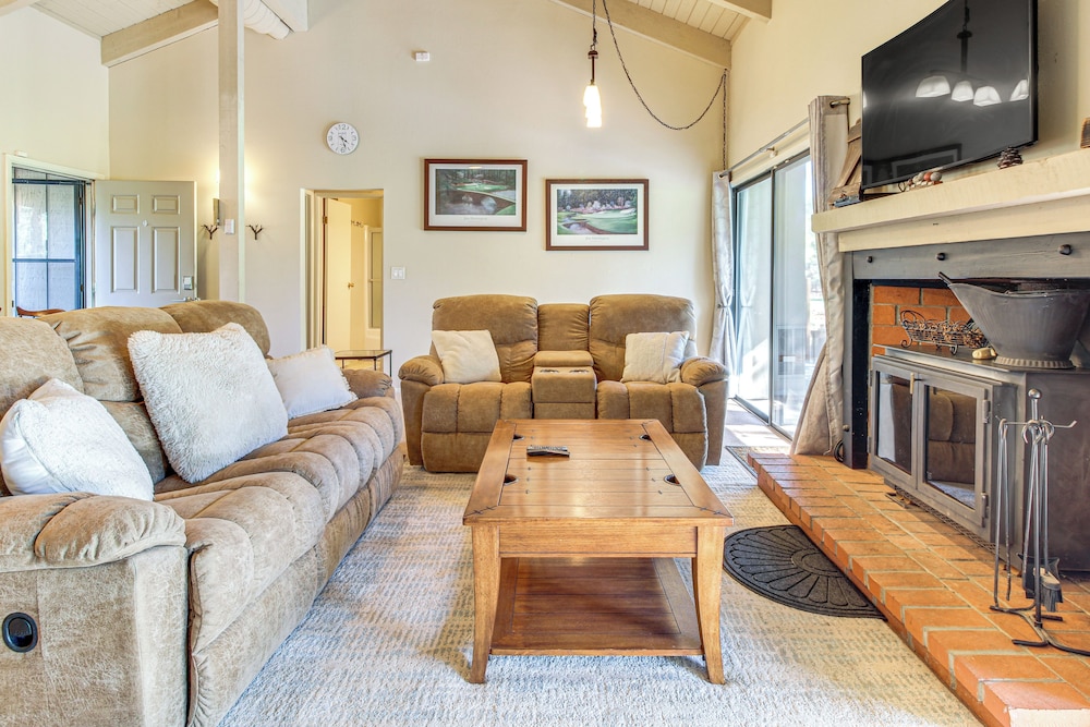 Golf Course Getaway & Hot Tub Haven in Pinetop!
