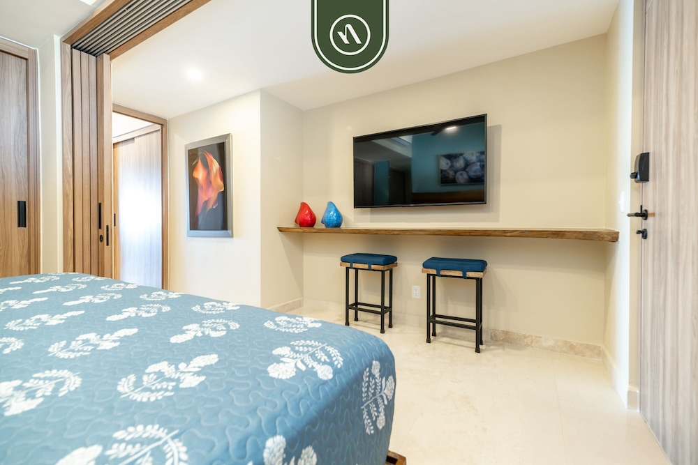 Elegant 1 BR Condo - Beachfront - Pools - King
