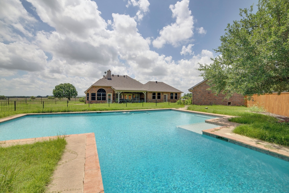 Game Room & Bar: Secluded Getaway in Farmersville
