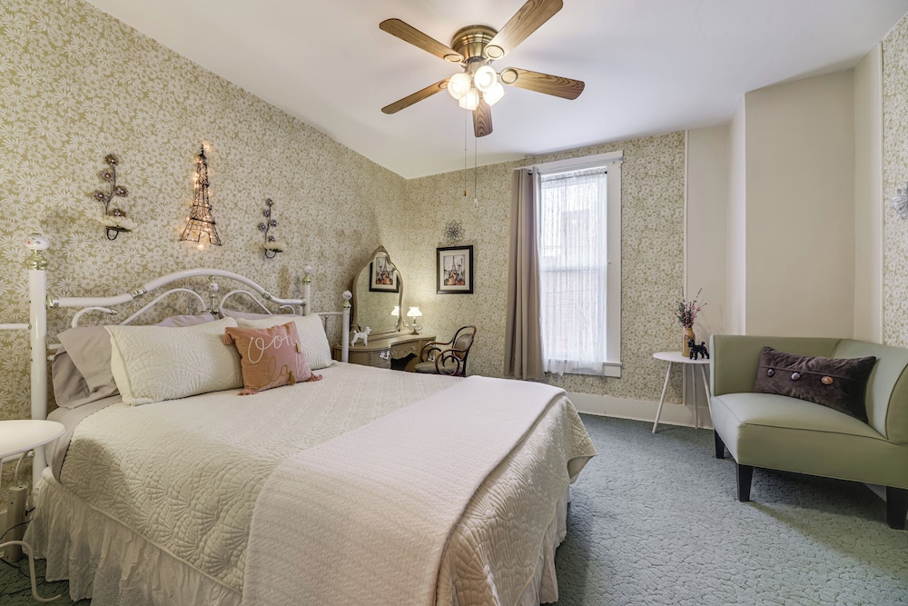 Walkable Group Getaway w/ Bikes in West Liberty!
