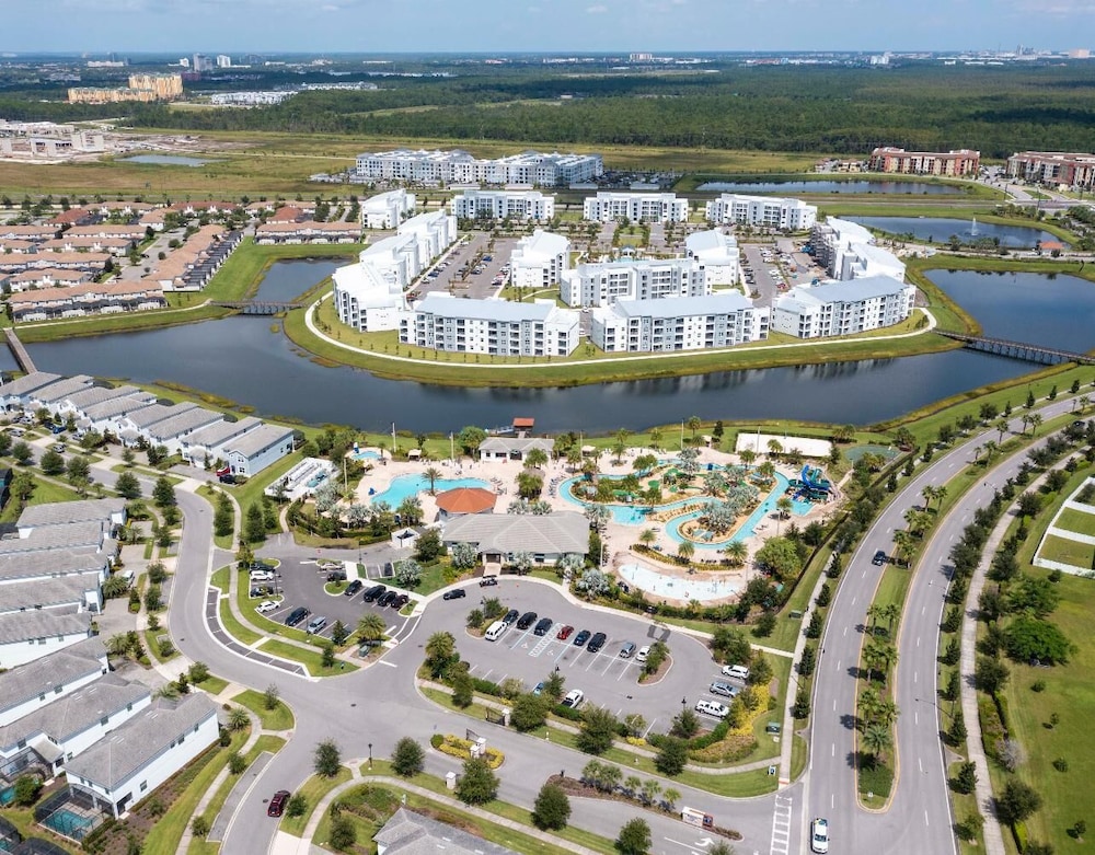 Amazing Townhome With Lake View at Storey Lake Resort
