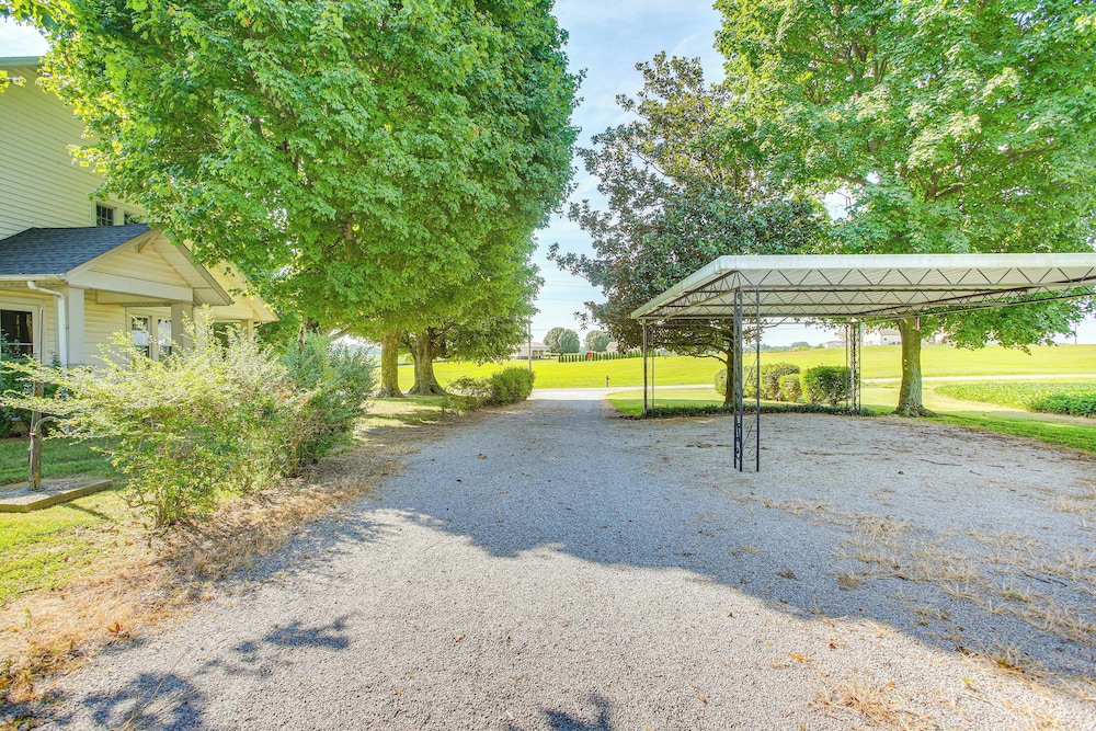 Tennessee Family Farmhouse on 2 Acres! view 5