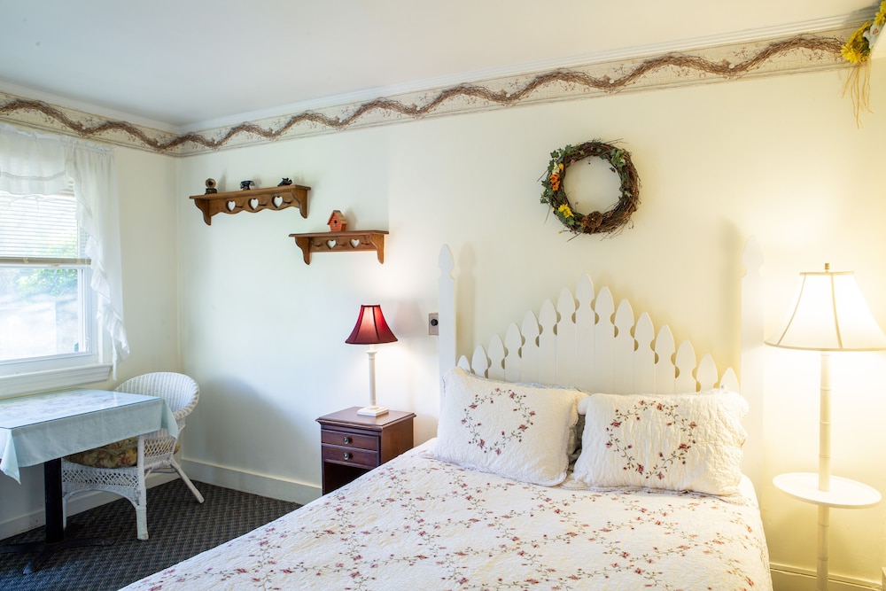 The Chimney Rock Inn & Cottages