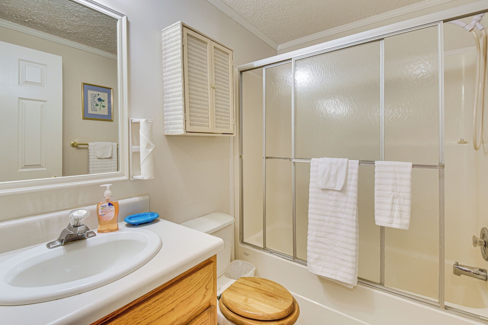 2 Mi to Dtwn: Retreat on 3 Acres in Pelzer!