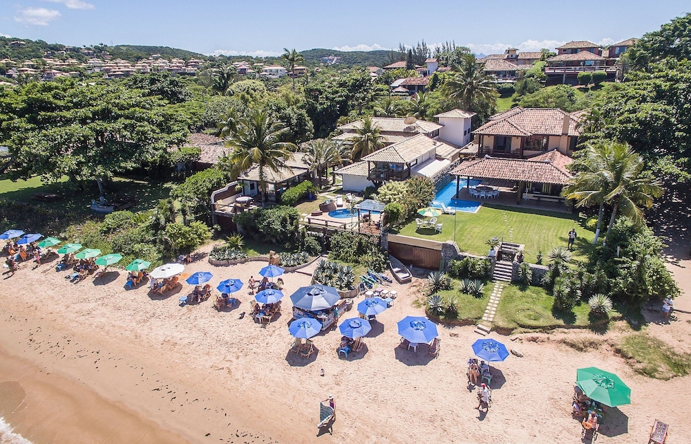 Casa com Cinco Quartos Pé na Areia