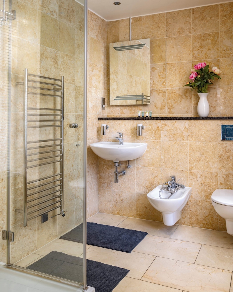 Park Lane 4-bed Mayfair Family House