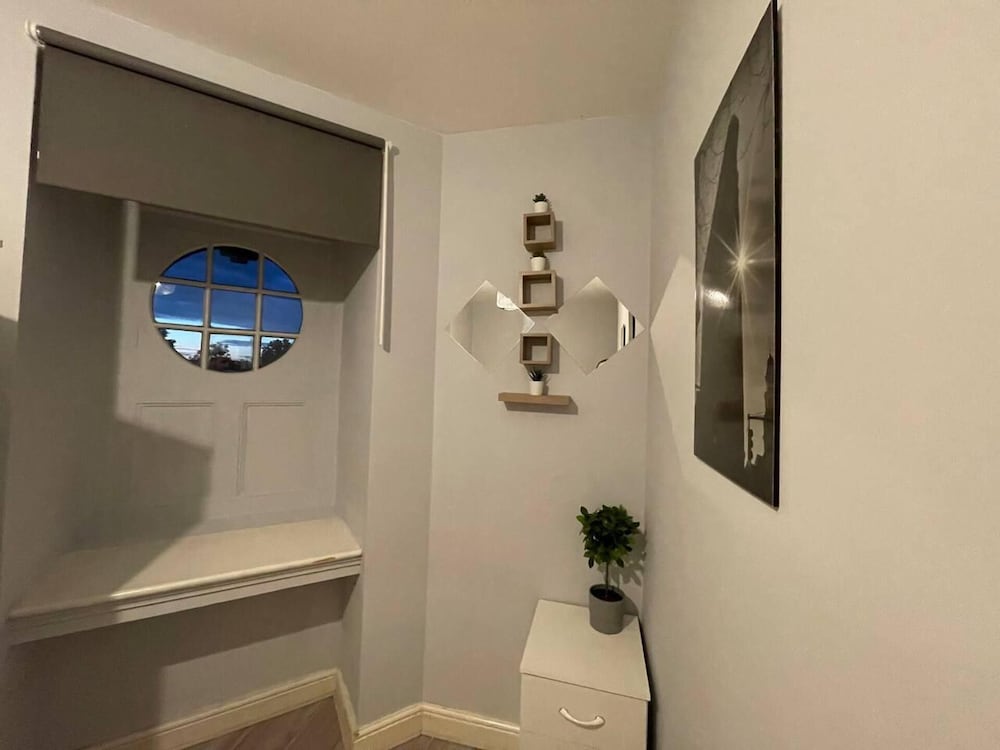 Impeccable 2-bed Apartment by Cardiff City Centre view 3