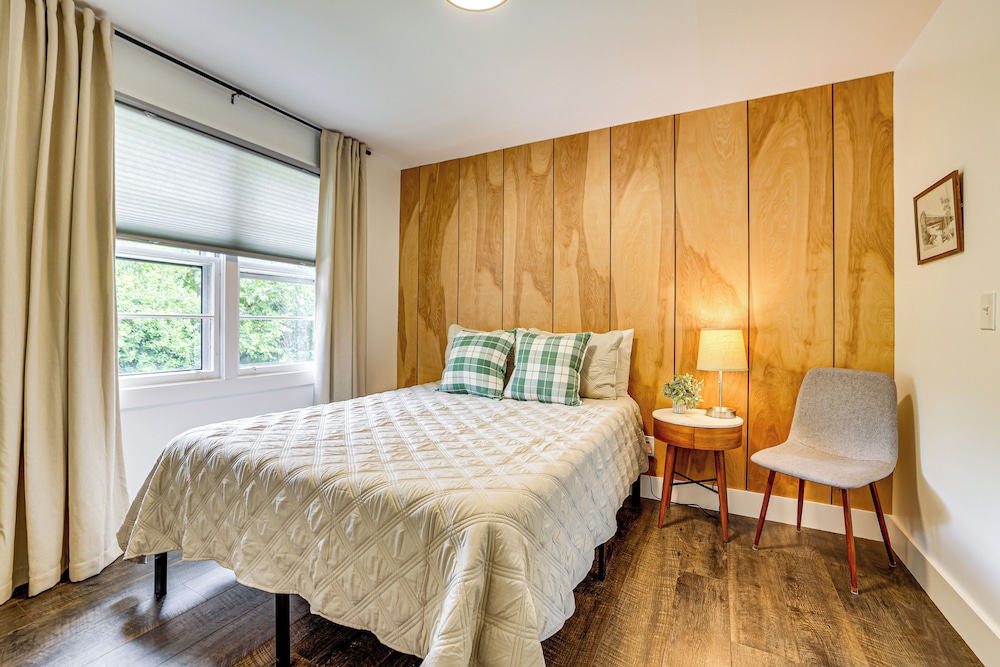 Families Welcome, Fenced Yard: Inviting Greer Home