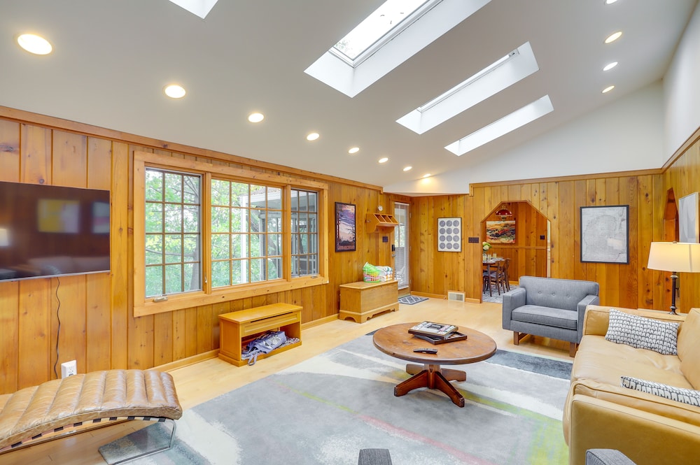 Peaceful New Buffalo Home: Walk to Lake Michigan! view 4