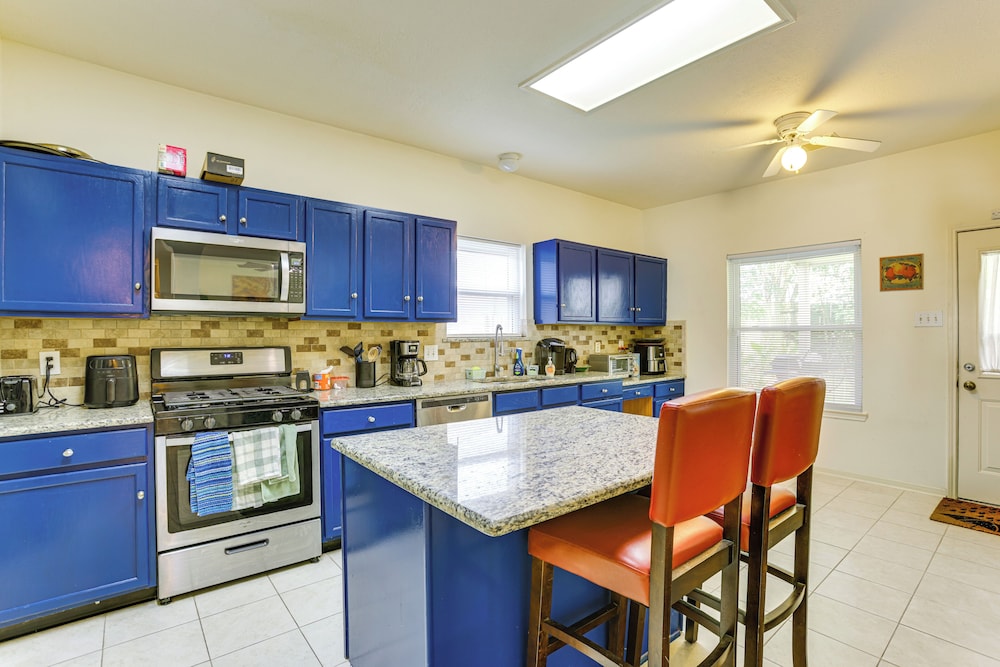 4 Mi to Old Town Spring: Family Retreat w/ Yard!