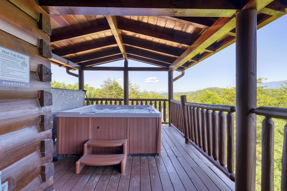 Luxury Cabin w/ Elevator, Theater & Hot Tub Near Dollywood Smoky Vista Lodge