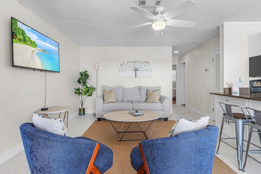 21591/3 Waterfront Duplex With Pool And Spa - Manor 4 Bedroom Home