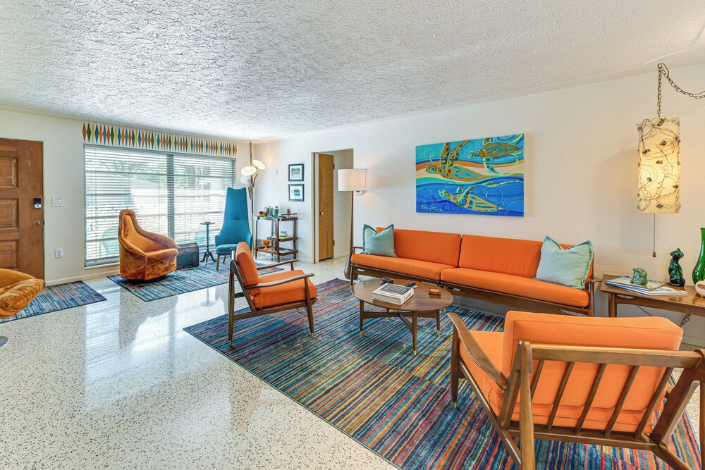 Lanai & Pet Friendly! Retro-chic Sarasota Home!