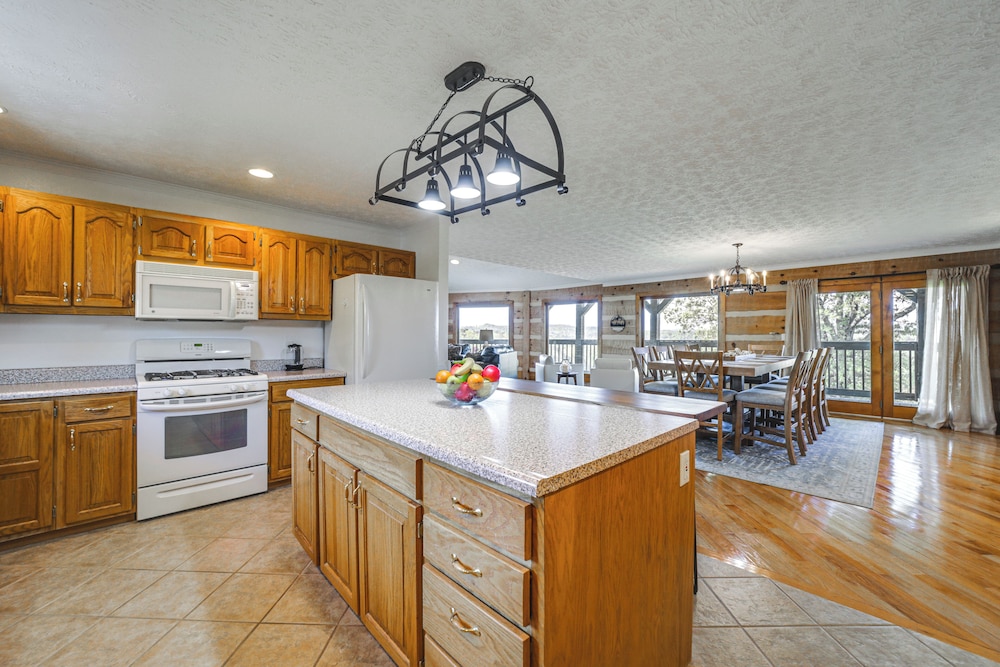 Panoramic Mtn Views: Spacious Tennessee Home!