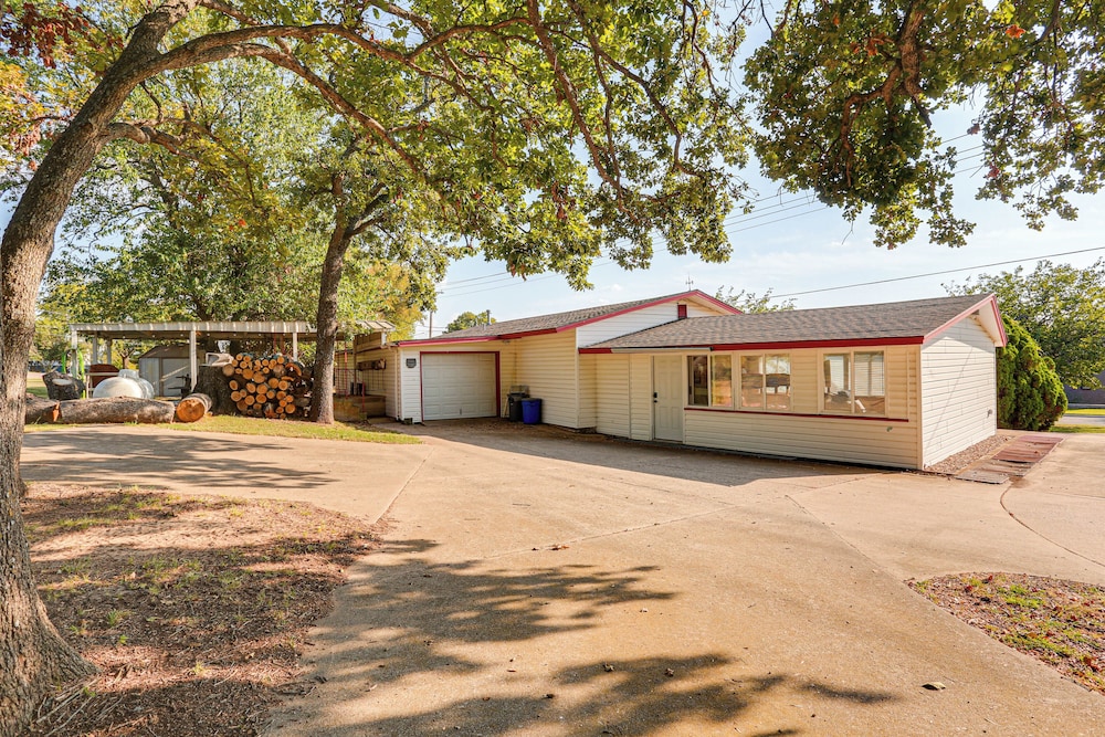 Walk to Marina: Family Home w/ Yard in Kingston