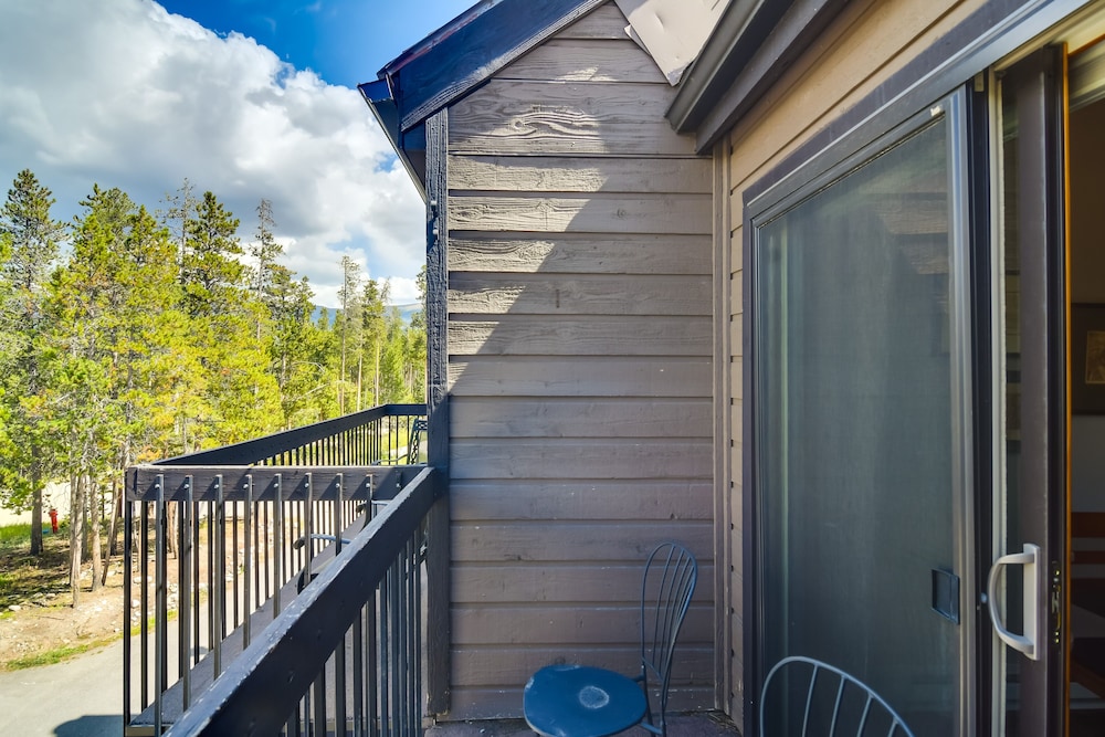 6 Mi to Winter Park: Mtn-view Condo w/ Balcony!