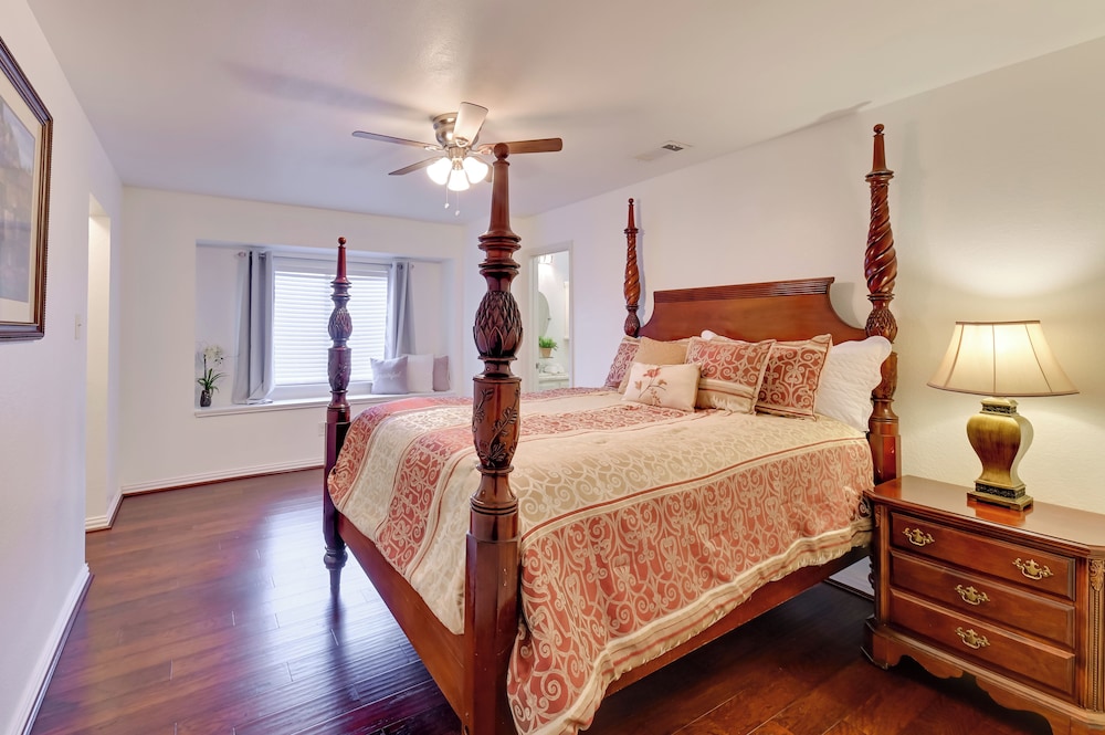 7 Mi to Lewisville Lake: Spacious Denton Home