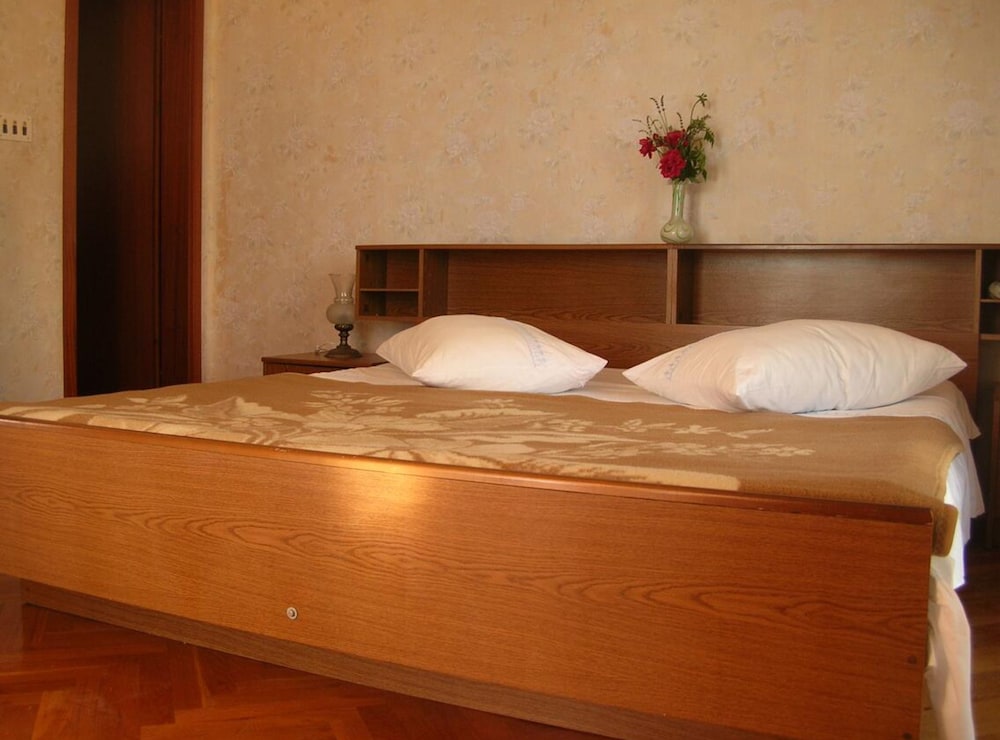 Apartment With Terrace and Sea View Brodarica