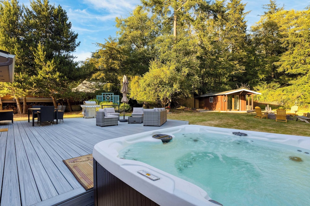 Lodge Trails, Hot Tub, Walk to Cornet Bay