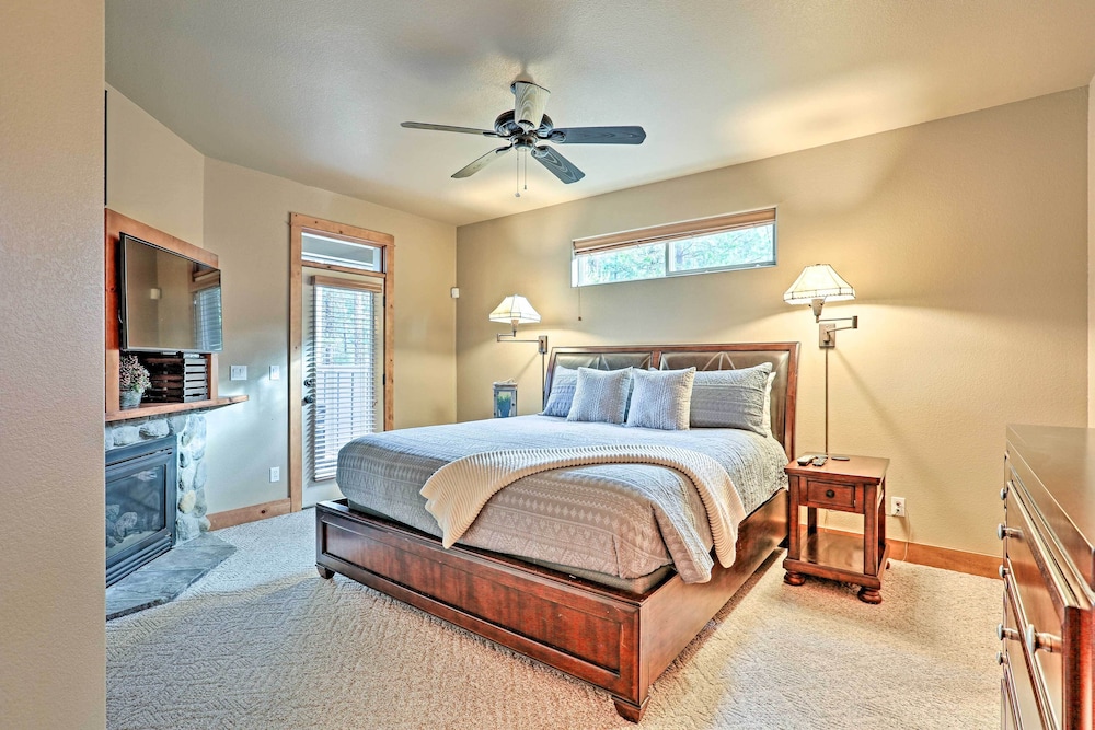 Spacious Sunriver Home w/ Hot Tub & Gas Grill view 4