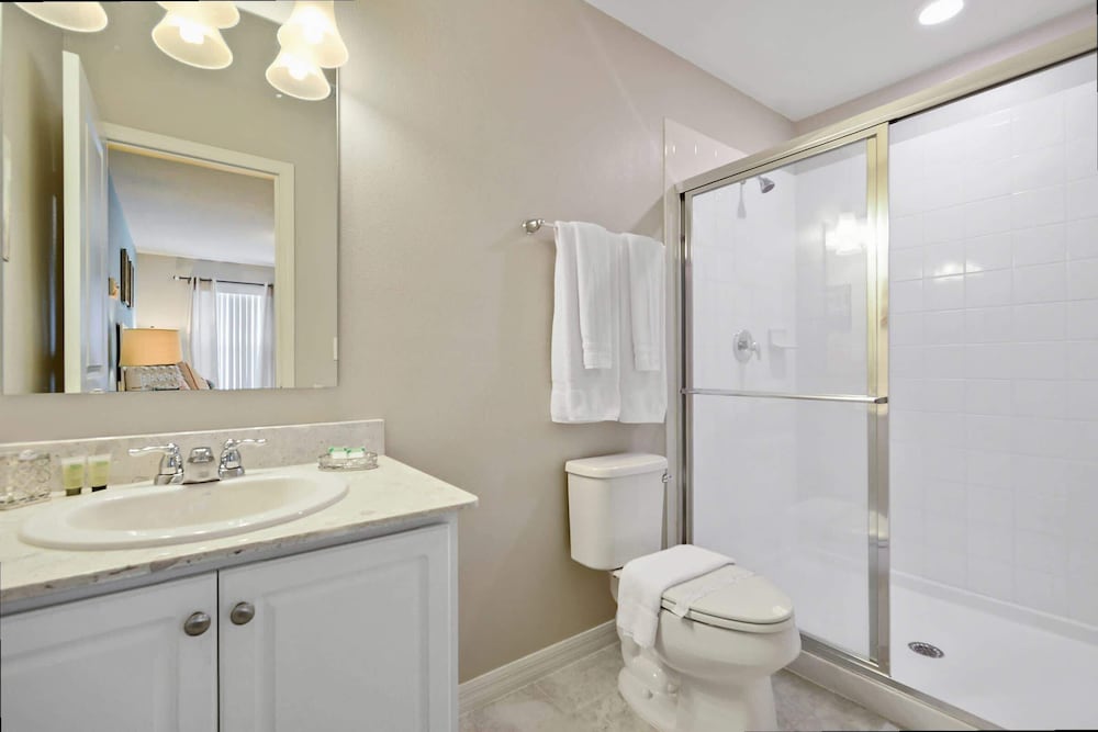 Modern 4BR Townhome Near Disney in Gated Resort