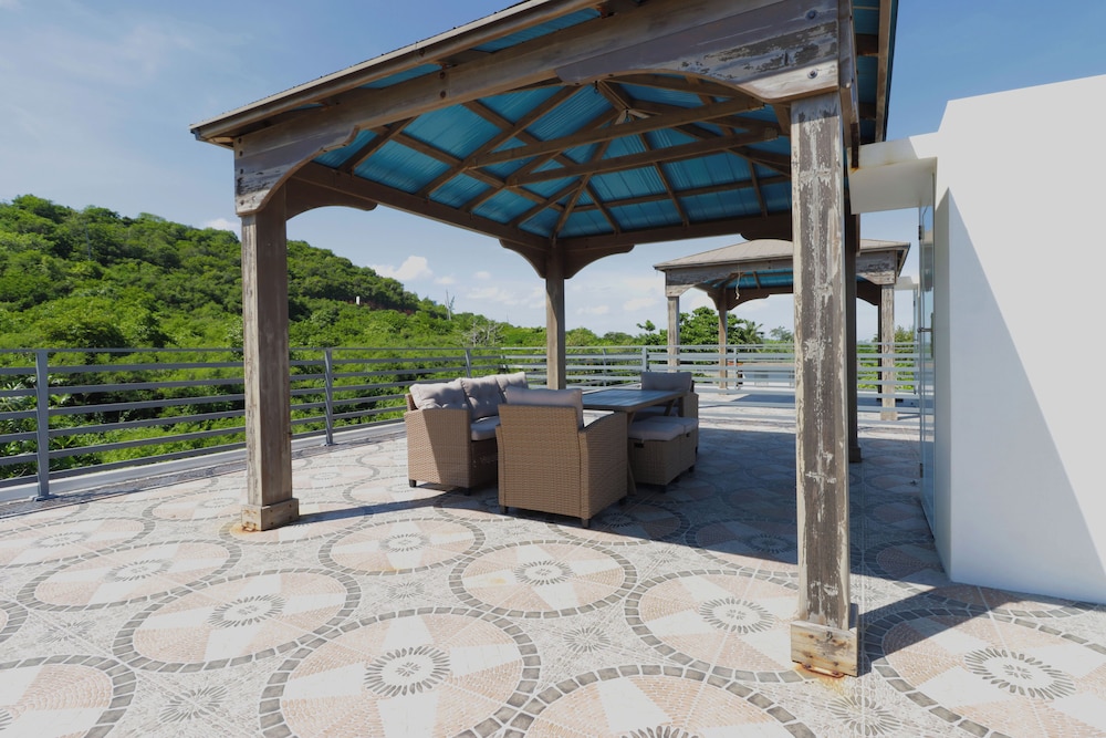 Oceanview Apartment with Rooftop