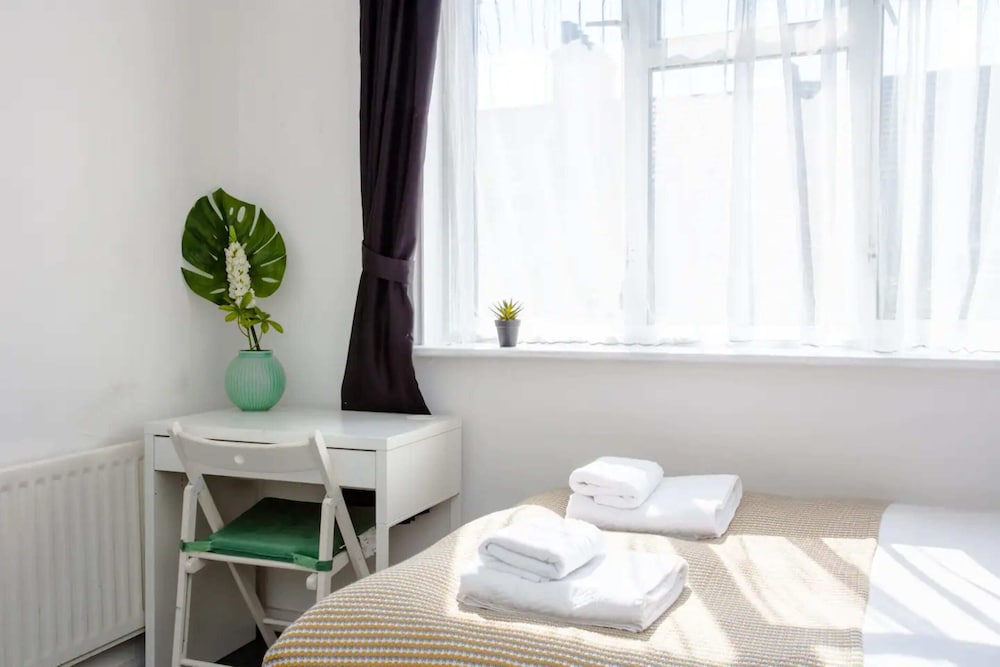 Stylish 4BD House With Private Garden - Stratford
