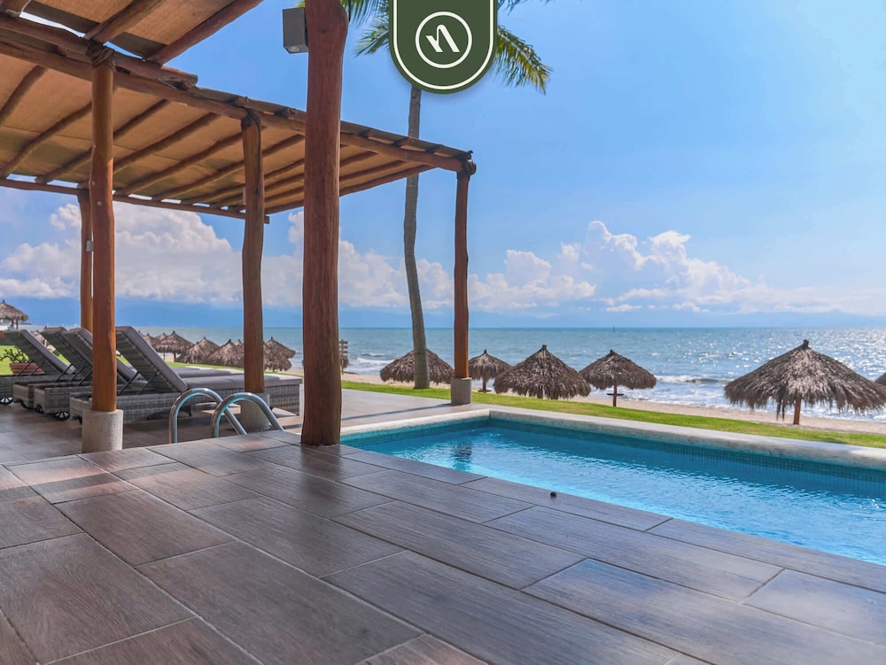 Oceanview 4 BR Condo - Pool - Beach - Terrace