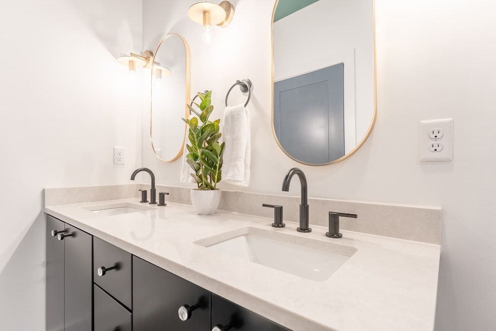 Luxe Group Stay With Hot Tub Rooftop Lounge
