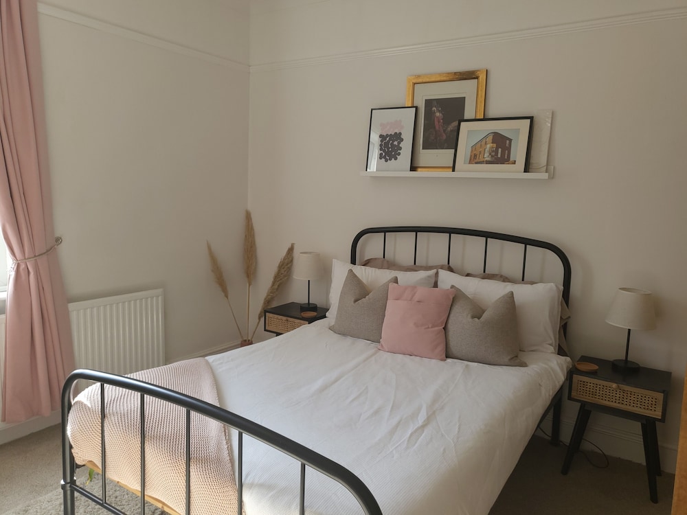 Remarkable 4-bed House in Sheffield view 4