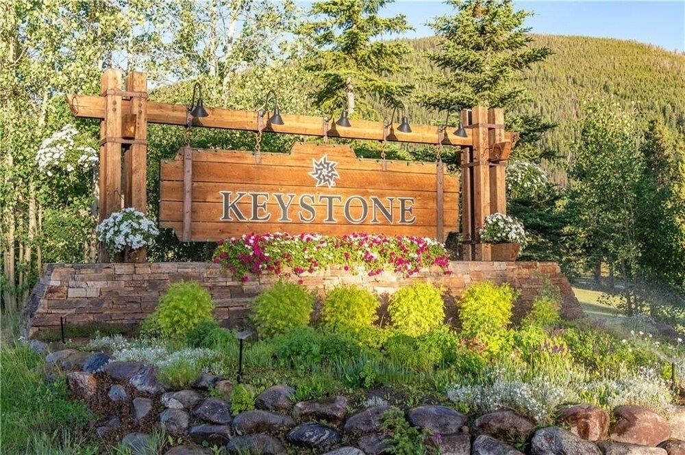 Experience Modern Relaxation & Luxury At Its Best! 2 Bedroom Condo by RedAwning view 5