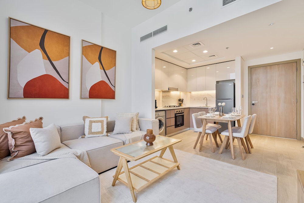 PVH - Chic 1BR - Azizi Riviera 37