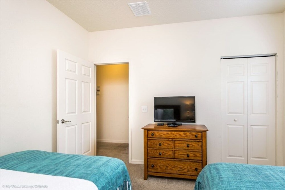 Lucaya Village Resort 4 Bedroom TownHome 4 Townhouse by RedAwning view 5