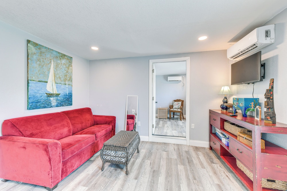 Backyard Hangouts: Bradenton Home Near Dining!
