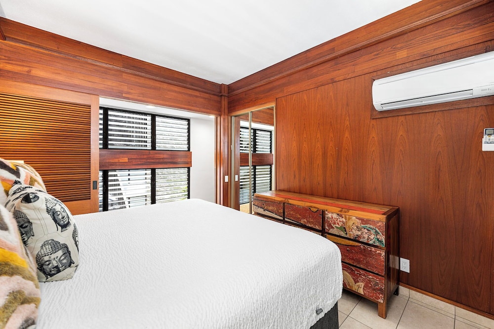 Oceanfront Elegance 2BR w/ Panoramic Views, Pool, Lanai + Concierge - Vrkcv