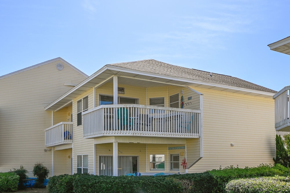 SPC 9232 is a Beautiful recently upgraded 2 BR with Free Beach Service by RedAwning