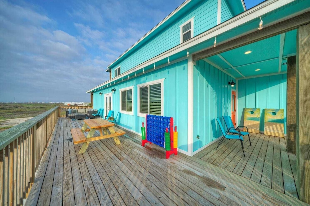 Sleeps 22! 2 Homes Priv Pool, Putting Green, Bar, Deck, Prime Port A Location