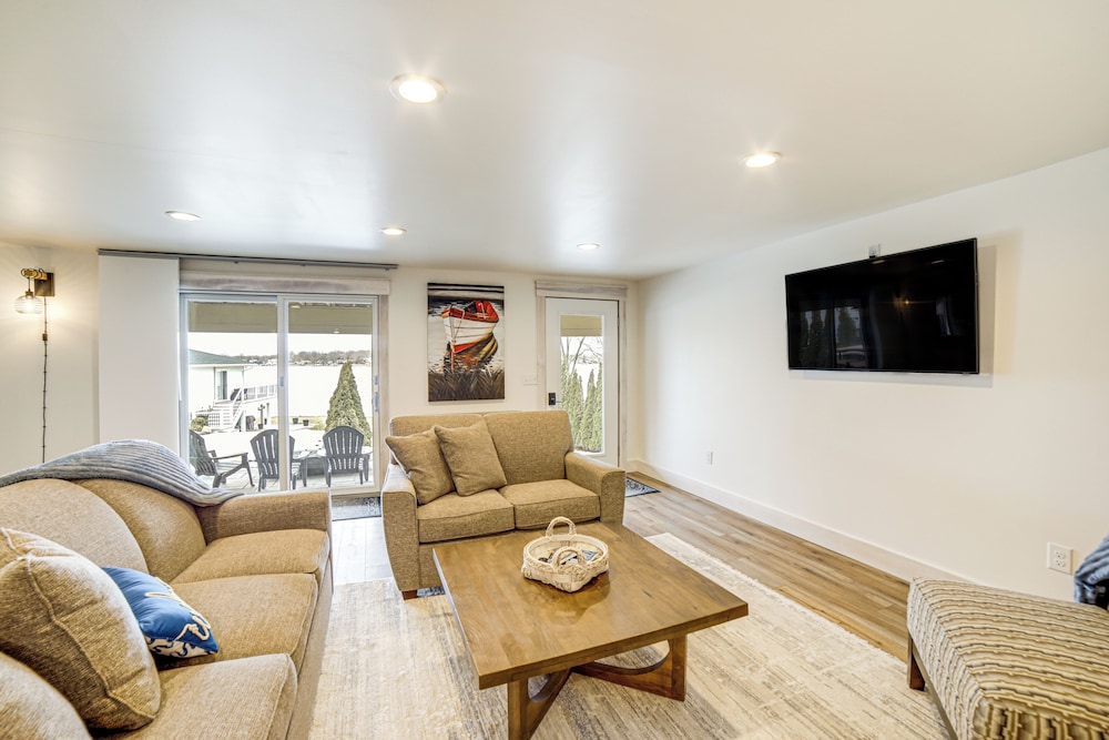 Hot Tub + Fireplace: Waterfront Clark Lake Apt